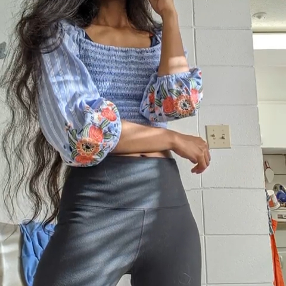 Cute top - Picture 2 of 6